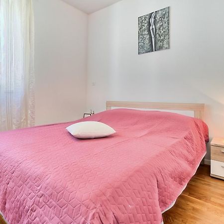 Summertime House With Apartment Umag Bagian luar foto