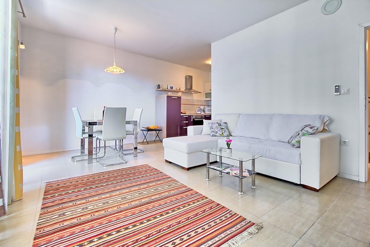 Summertime House With Apartment Umag Bagian luar foto
