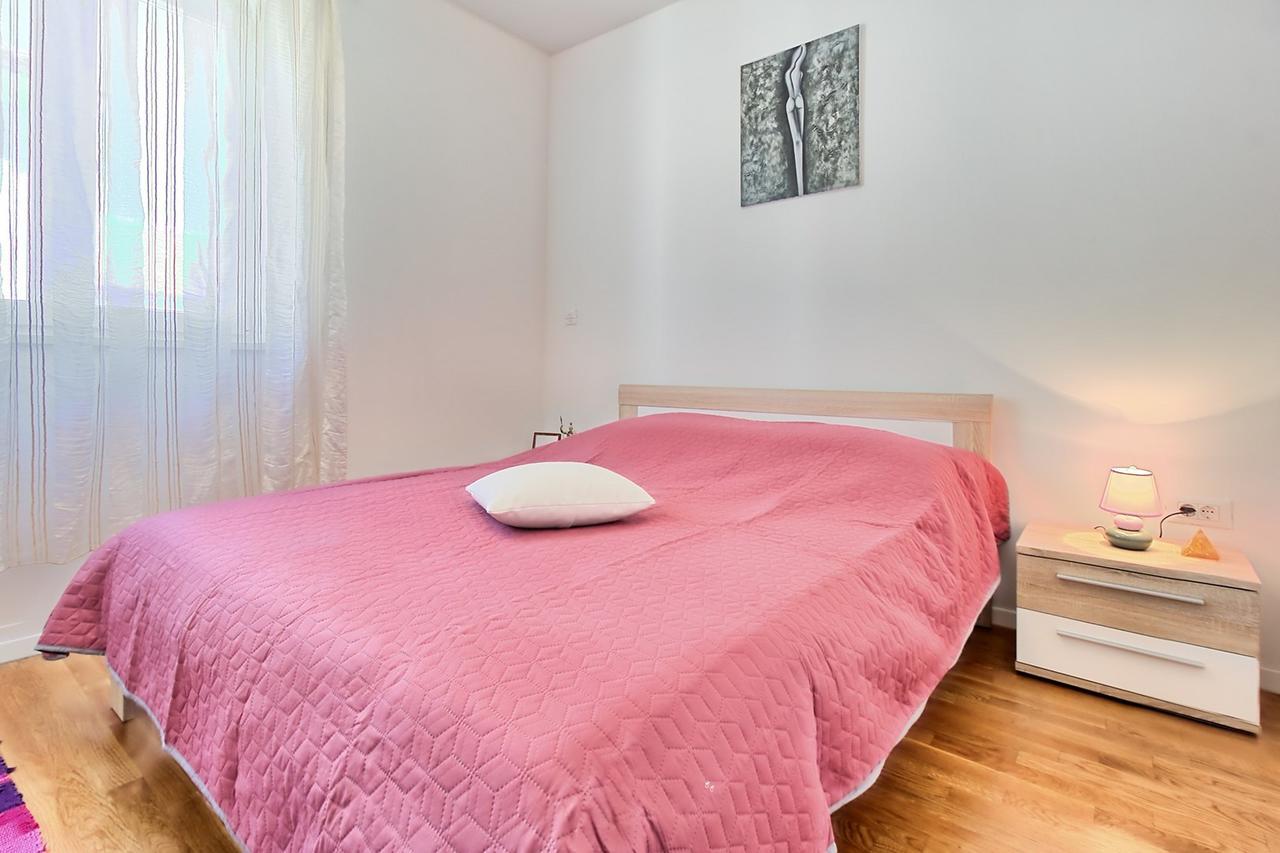 Summertime House With Apartment Umag Bagian luar foto