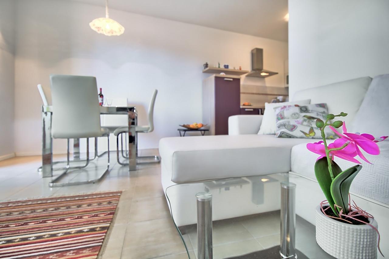 Summertime House With Apartment Umag Bagian luar foto
