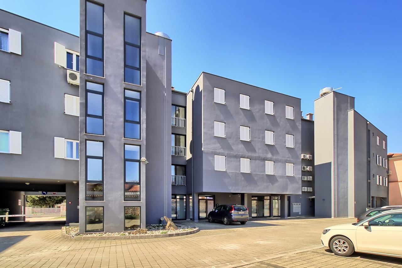 Summertime House With Apartment Umag Bagian luar foto