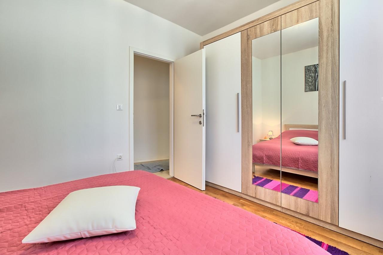 Summertime House With Apartment Umag Bagian luar foto