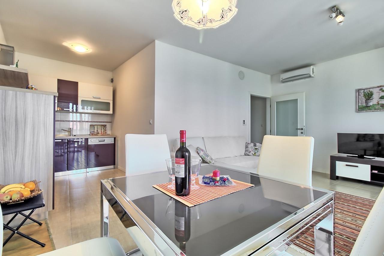 Summertime House With Apartment Umag Bagian luar foto